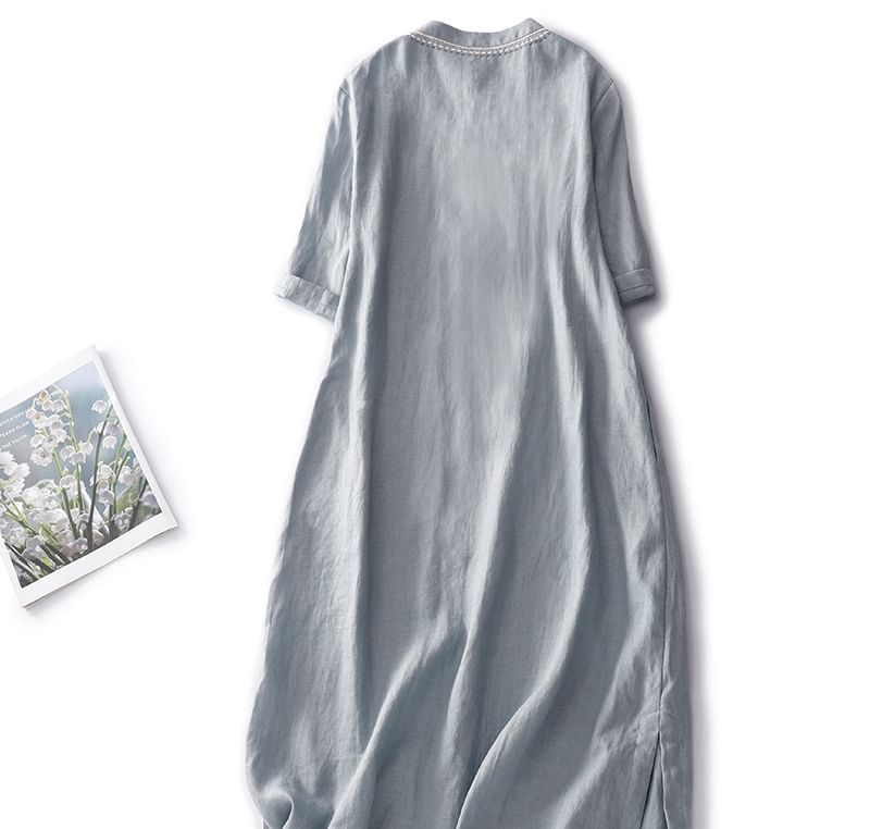 Robe mi-longue à manches courtes et col montant avec coutures contrastées