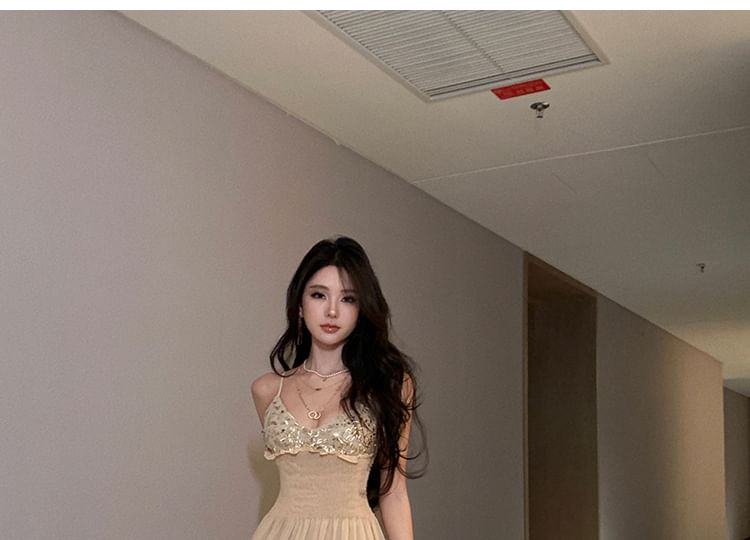 Robe longue à bretelles spaghetti et empiècement à sequins