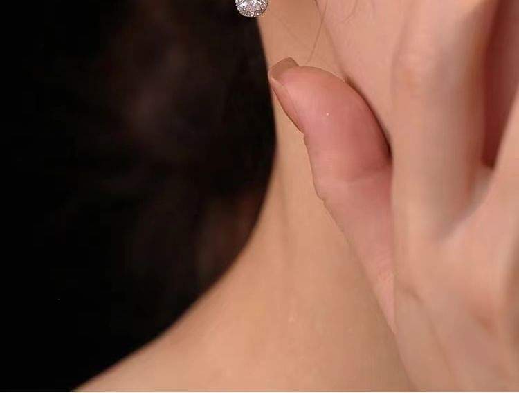 Boucle d'oreille Huggie en argent sterling avec strass