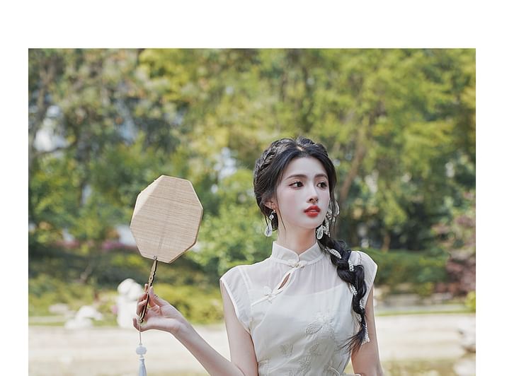 Ensemble : haut brodé sans manches à col mandarin + haut caraco + pantalon large uni taille haute