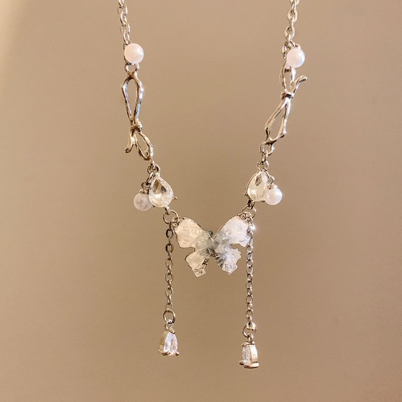 Collier ras du cou en alliage avec pendentif en fausse perle et papillon