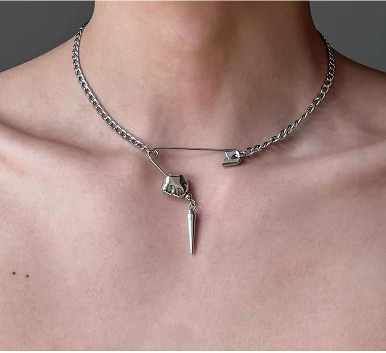 Collier ras du cou en alliage avec pendentif épingle à nourrice