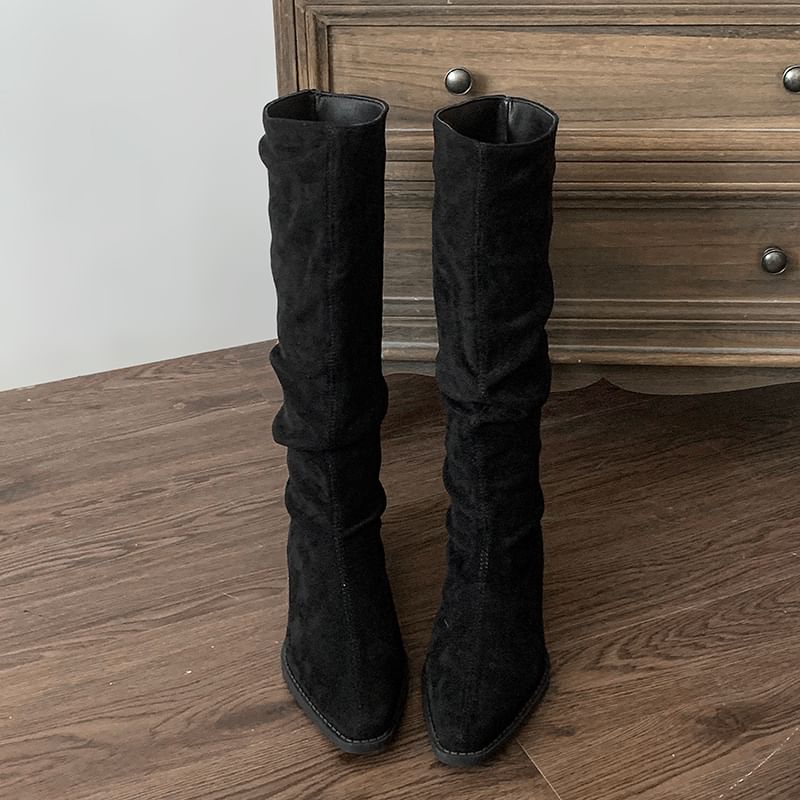 Hohe Stiefel aus Kunstleder mit spitzer Spitze