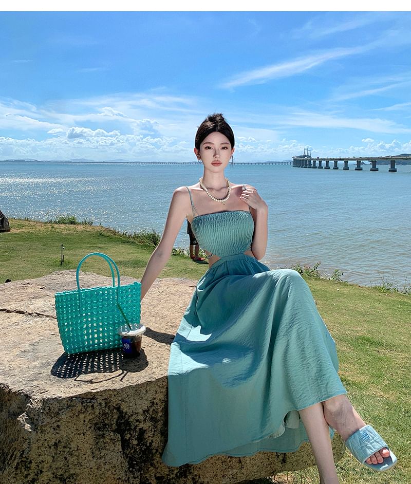 Robe longue unie à bretelles spaghetti et découpes A