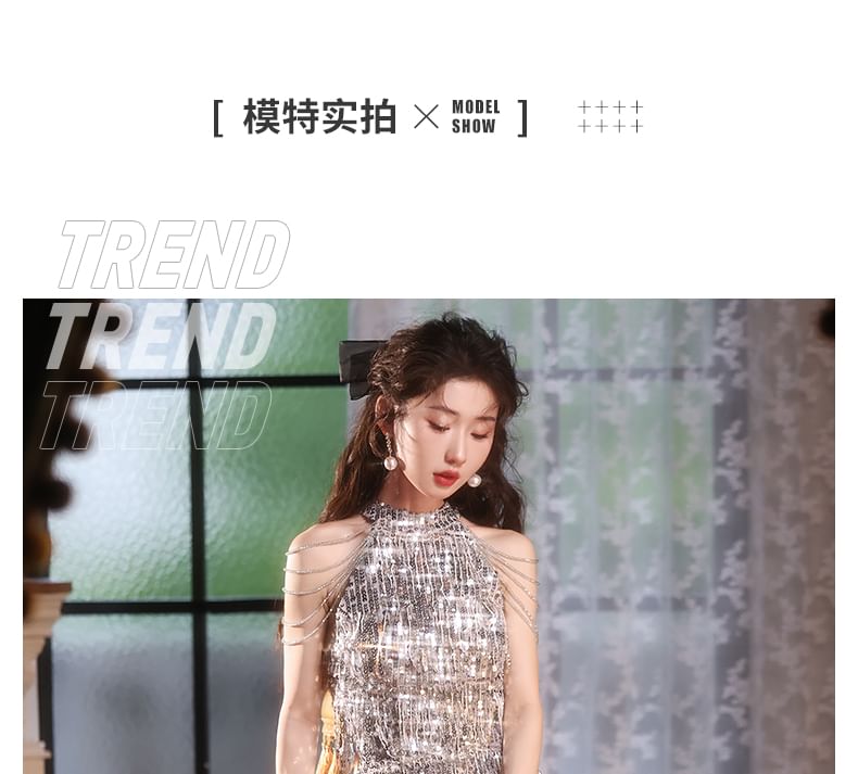 Robe de cocktail fourreau à paillettes et franges à licou