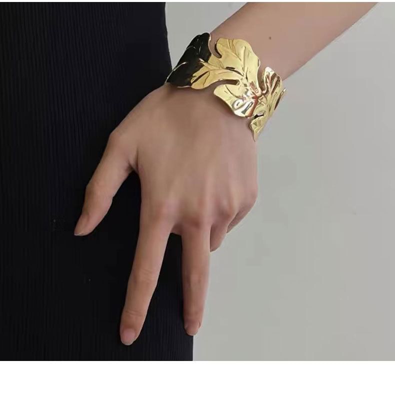 Bracelet ouvert en forme de feuille