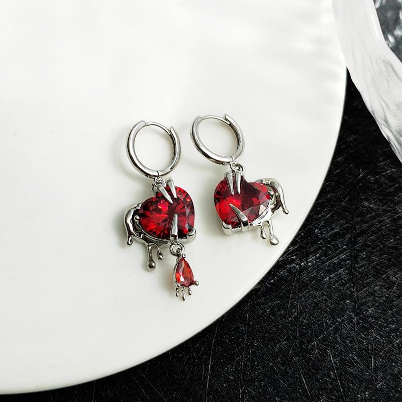 Boucles d'oreilles créoles asymétriques en forme de cœur avec strass