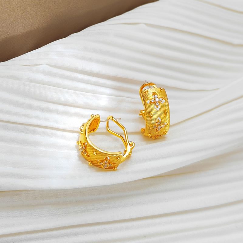 Boucle d'oreille créole creuse en strass