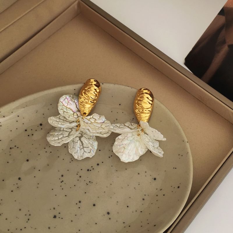 Boucle d'oreille pendante en forme de pétale
