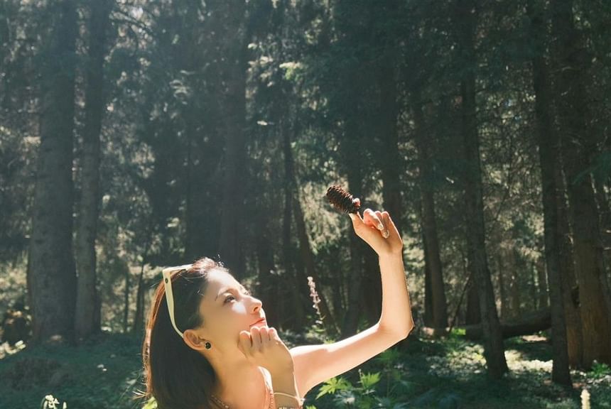 Robe longue trapèze à bretelles spaghetti et appliques florales