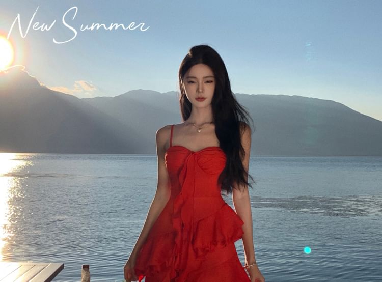 Robe trapèze longue à bretelles spaghetti et volants unis