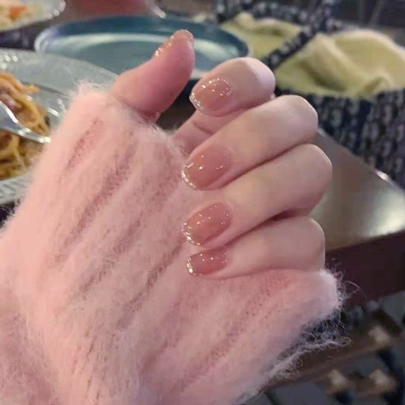 Clou à pression avec bordure métallique