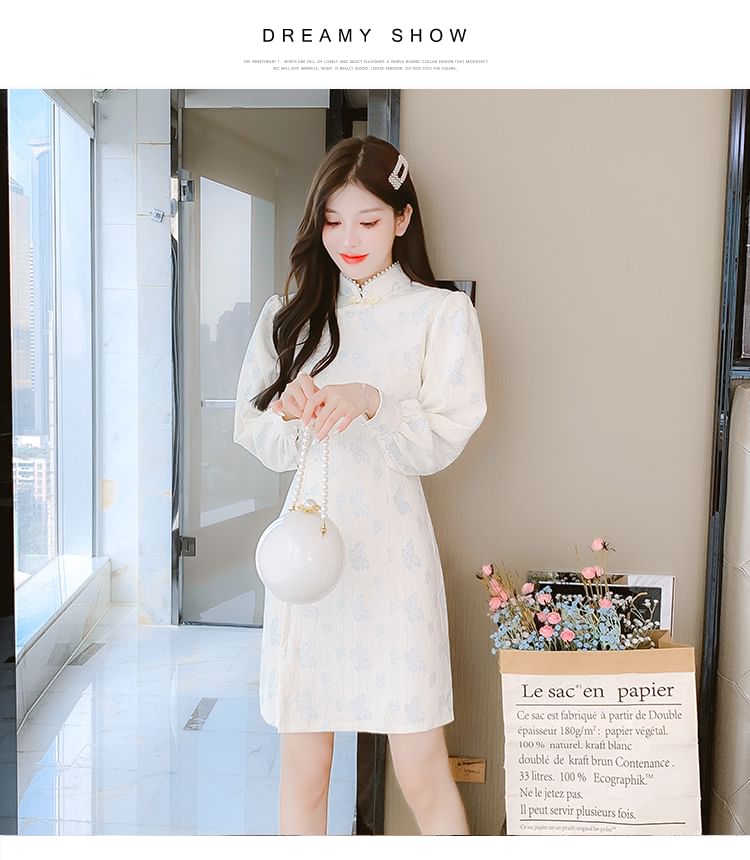 Qipao traditionnel chinois à manches longues et col montant, imprimé papillon, fausses perles, mini-fourreau boutonné