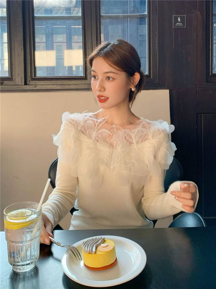 Haut en tricot uni à manches longues et col bateau avec appliques florales