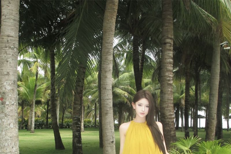 Robe courte droite unie sans manches à col licou