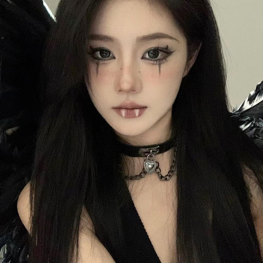 Collier ras du cou en forme de cœur