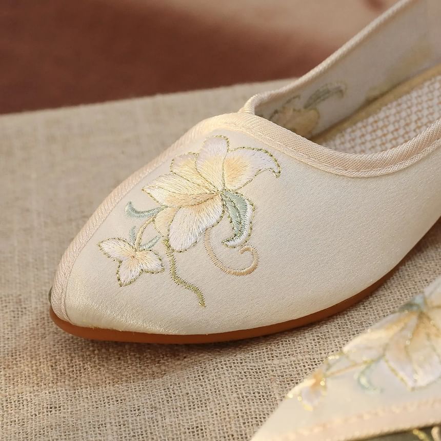 Floral Panel Pumps Embroidered