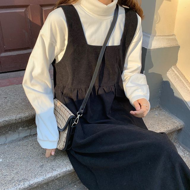 Sweat-shirt uni à col montant / Robe salopette mi-longue à col carré