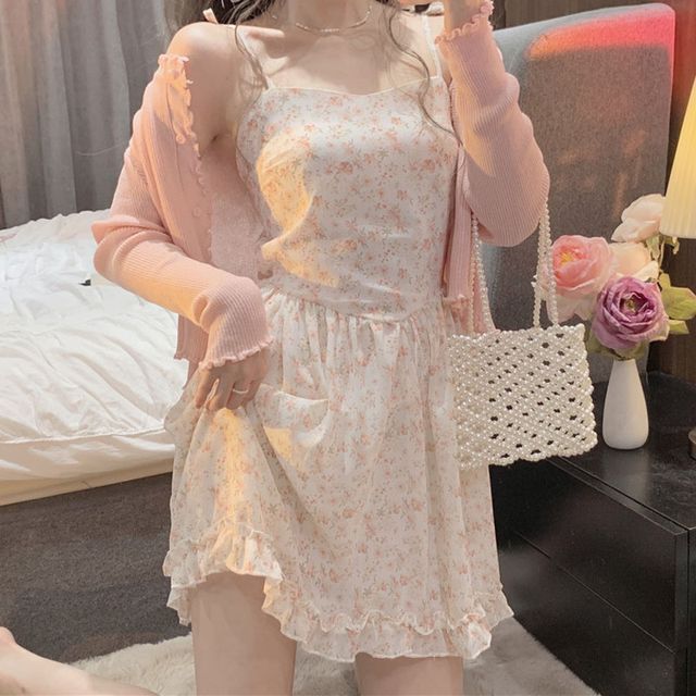 Robe trapèze courte fleurie à bretelles spaghetti / Cardigan uni à bords ondulés