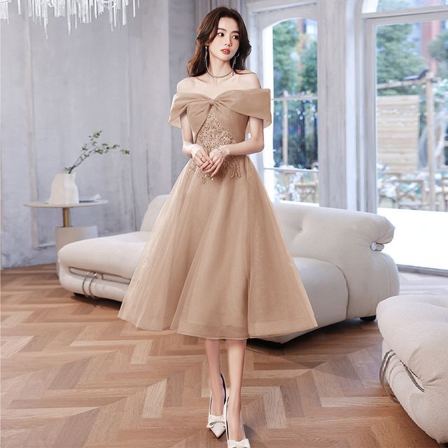 Robe de soirée trapèze à sequins et épaules dénudées