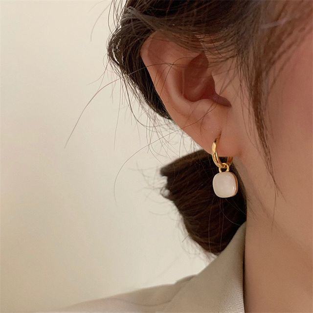 Boucles d'oreilles pendantes géométriques en émail