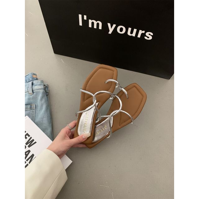 Sandales à lanières avec boucle d'orteil