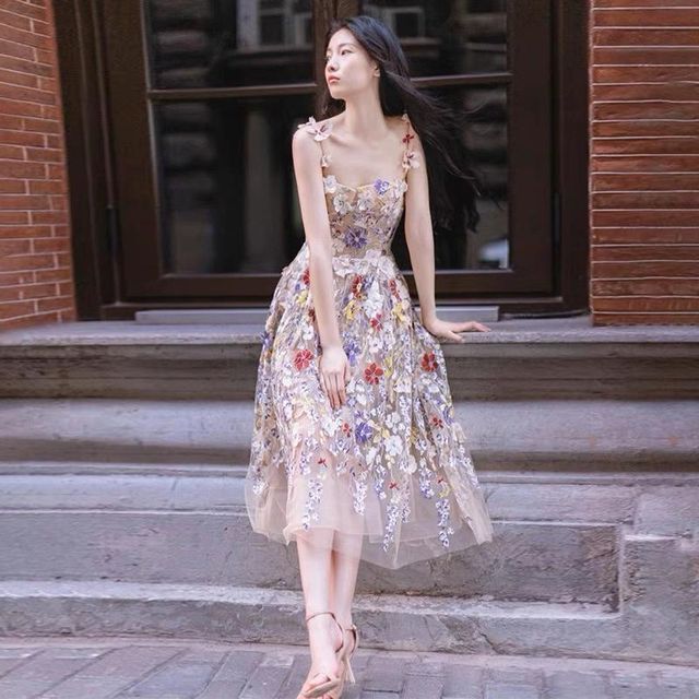 Robe de soirée trapèze à bretelles spaghetti et à fleurs en maille