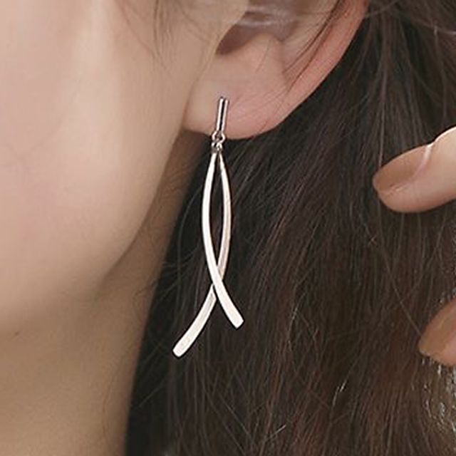 Boucle d'oreille pendante en forme de croix