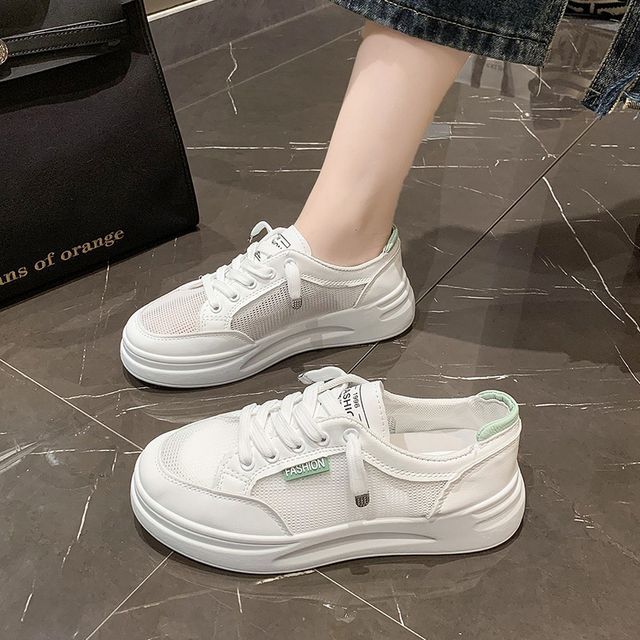 Baskets à lacets et plateforme avec empiècement en maille et lettrage