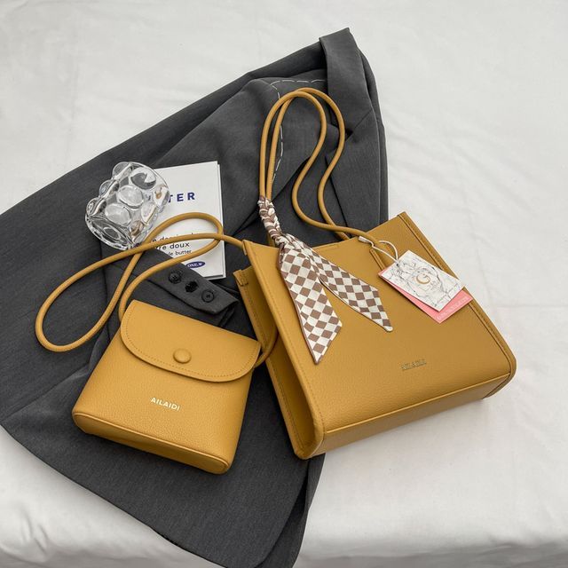 Ensemble : sac fourre-tout en similicuir avec lettrage + sac à bandoulière à rabat