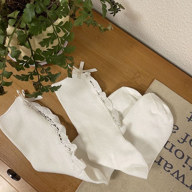 Chaussettes à volants en dentelle unie