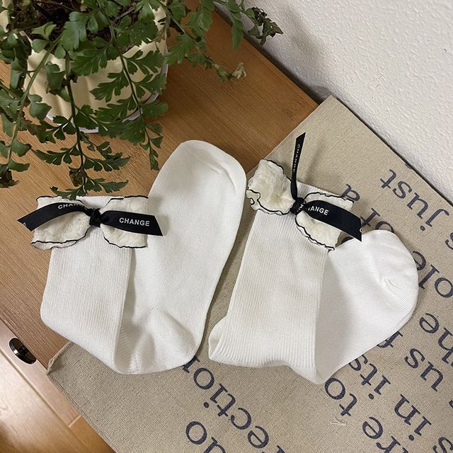 Chaussettes unies hautes avec nœud et lettrage