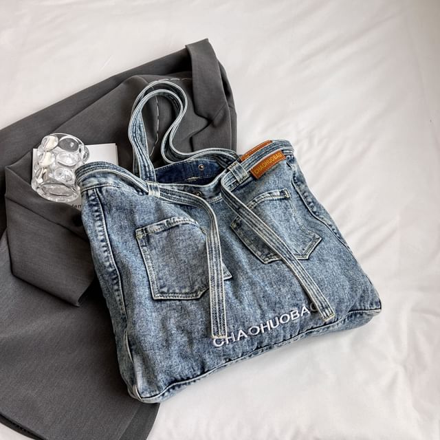 Sac fourre-tout en denim délavé avec lettrage