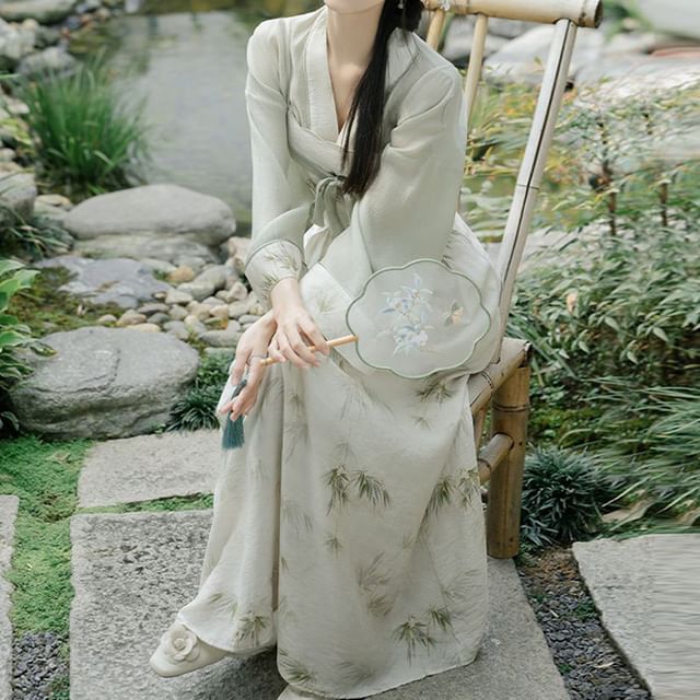 Robe mi-longue trapèze à bretelles spaghetti et imprimé bambou / Veste légère / Ensemble