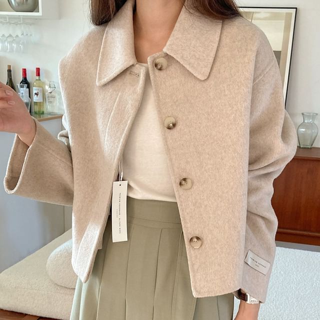 Manteau court uni à col boutonné