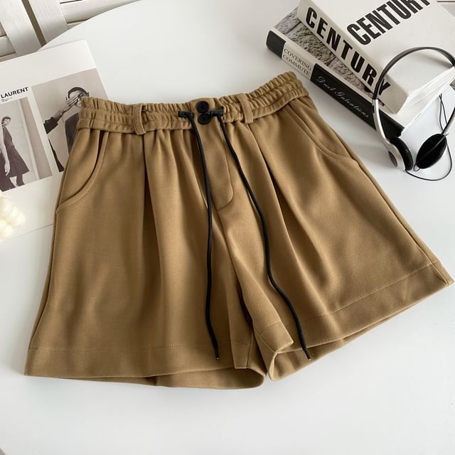 Short uni avec cordon de serrage à la taille