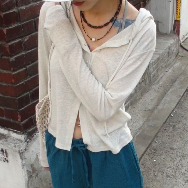 Veste légère à capuche et boutons unis