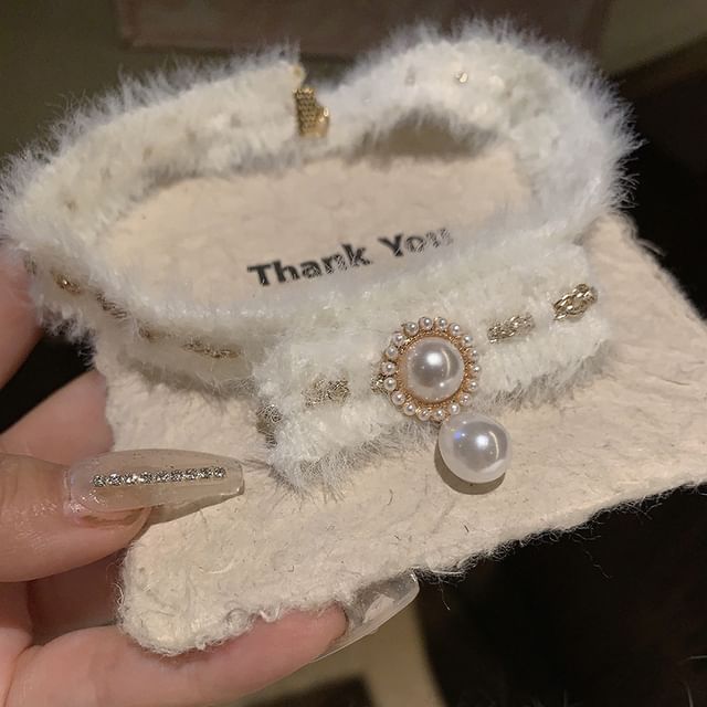 Collier ras du cou en chenille avec pendentif en fausses perles