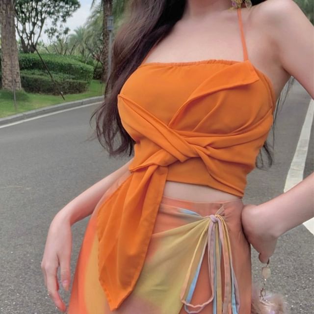 Haut court uni à col licou et dos nu avec ceinture nouée / Jupe longue droite taille haute avec ceinture nouée sur le côté / Ensemble