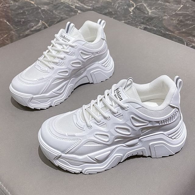 Baskets à lacets et empiècements en mesh