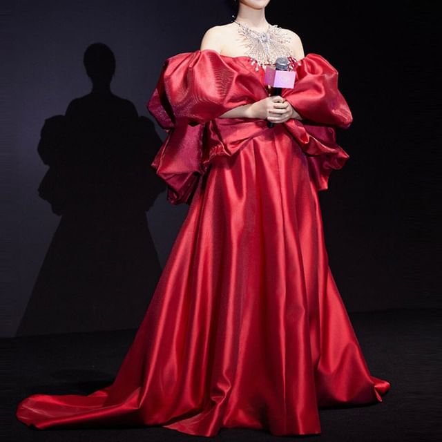 Ensemble : robe de bal trapèze en satin uni à décolleté en cœur sans bretelles + châle