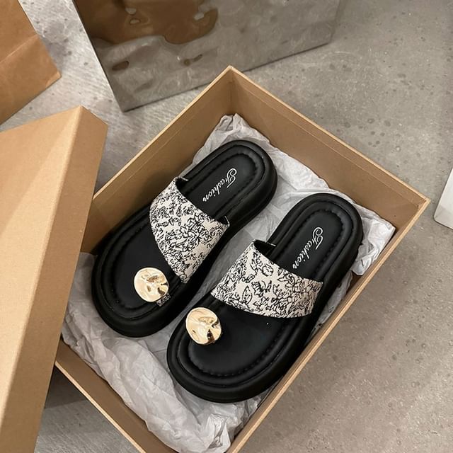 Sandales à plateforme à imprimé floral et boucle d'orteil avec accent métallique