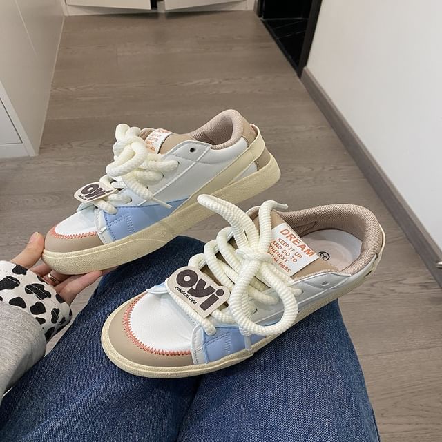 Baskets à lacets avec inscription à plateforme