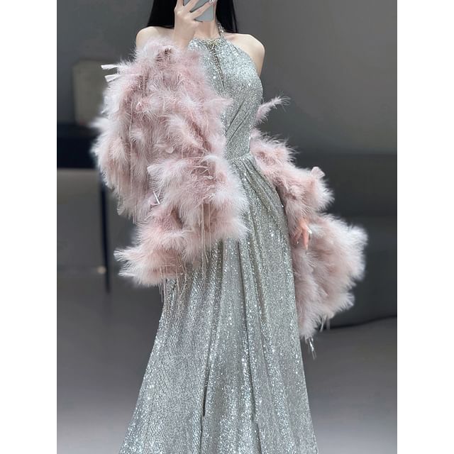 Robe de soirée trapèze froncée à sequins et col licou / Cape moelleuse / Ensemble