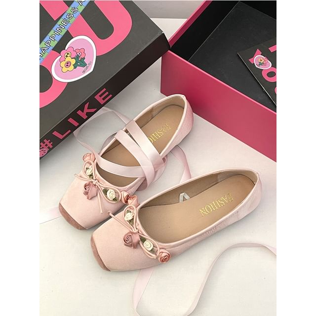 Ballerines à lacets avec accents floraux