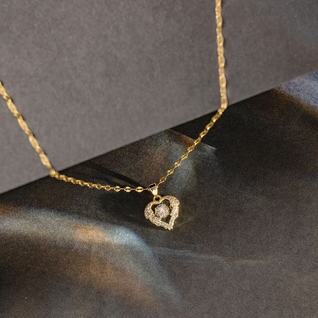 Collier avec pendentif en forme de cœur en strass