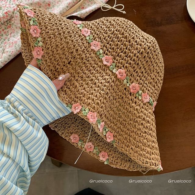 Chapeau de soleil en paille brodé de fleurs