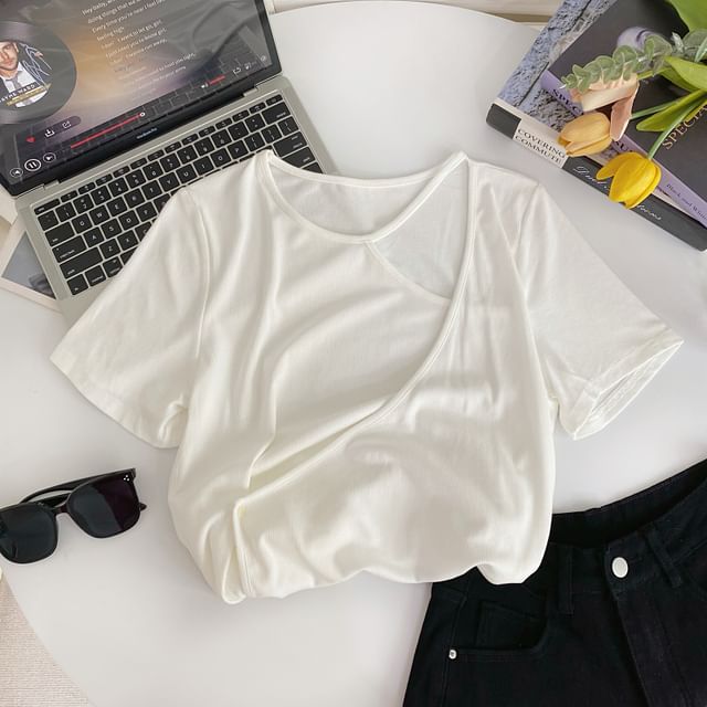 T-shirt asymétrique uni à manches courtes et découpes en deux pièces