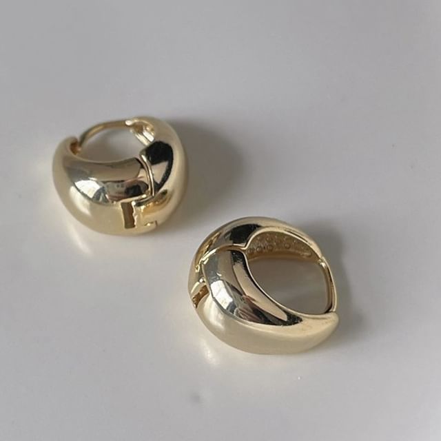 Boucle d'oreille Huggie métallique