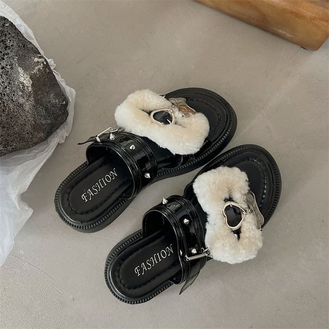 Sandalen mit Plateausohle und Herzschnalle sowie Nieten